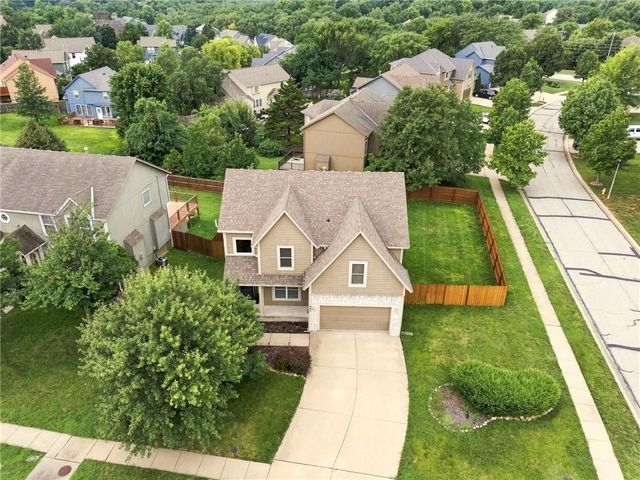 883 S Clearwater Creek Drive, Olathe, KS 66061