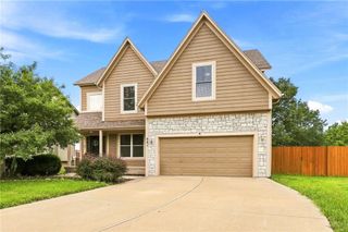 883 S Clearwater Creek Drive, Olathe, KS 66061