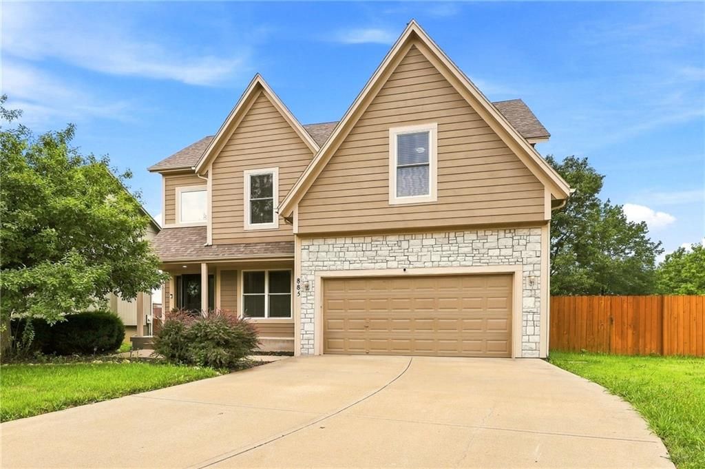 883 S Clearwater Creek Drive, Olathe, KS 66061