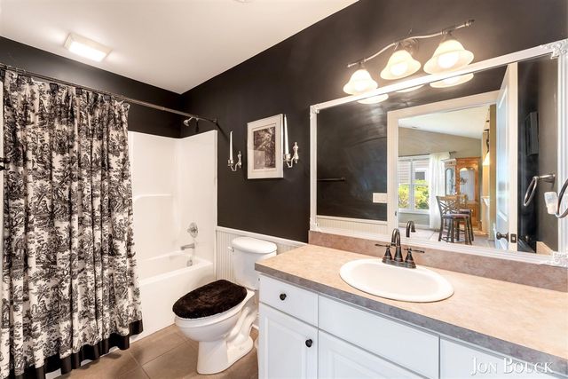 2940 Grand Isle Drive 9, Belmont, MI 49306