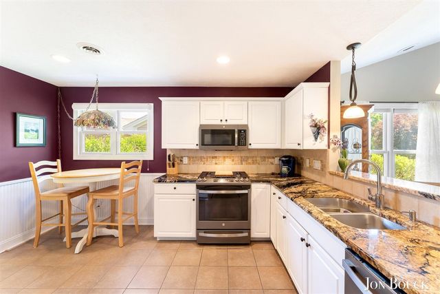 2940 Grand Isle Drive 9, Belmont, MI 49306