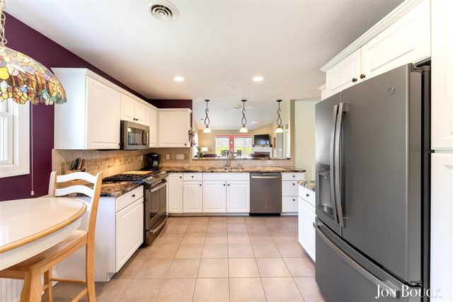 2940 Grand Isle Drive 9, Belmont, MI 49306