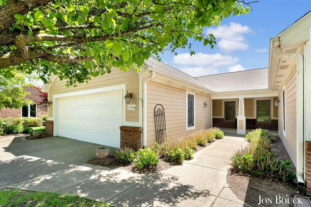 2940 Grand Isle Drive 9, Belmont, MI 49306