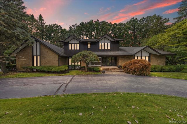 1287 Charrington Road, Bloomfield Hills, MI 48301