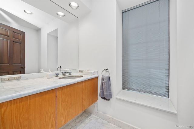 1287 Charrington Road, Bloomfield Hills, MI 48301