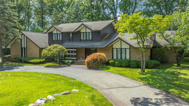 1287 Charrington Road, Bloomfield Hills, MI 48301