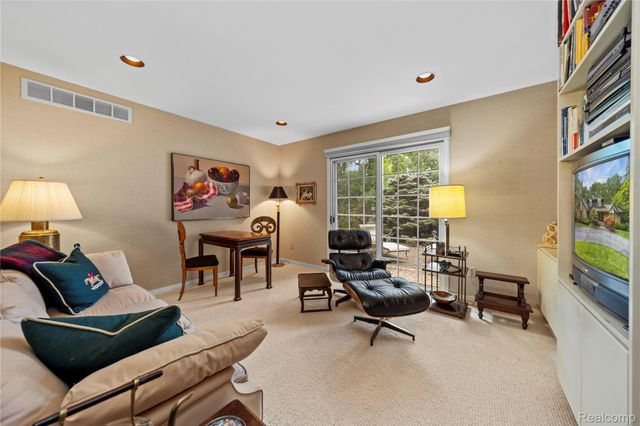 1287 Charrington Road, Bloomfield Hills, MI 48301