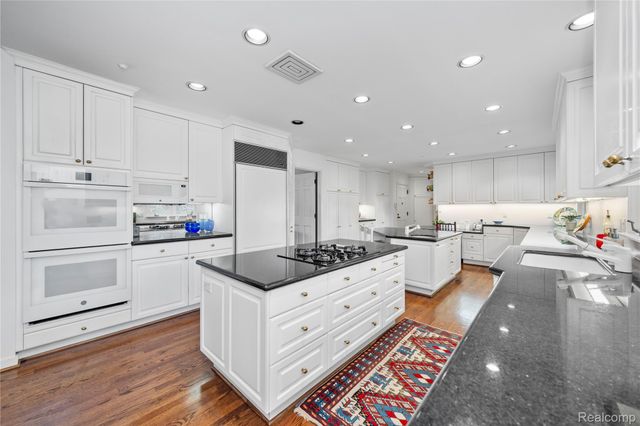 1287 Charrington Road, Bloomfield Hills, MI 48301