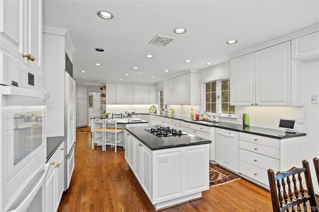 1287 Charrington Road, Bloomfield Hills, MI 48301