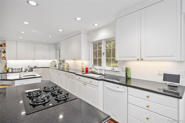 1287 Charrington Road, Bloomfield Hills, MI 48301