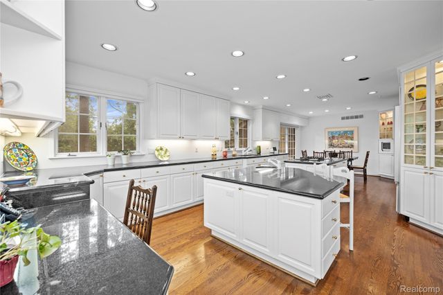 1287 Charrington Road, Bloomfield Hills, MI 48301