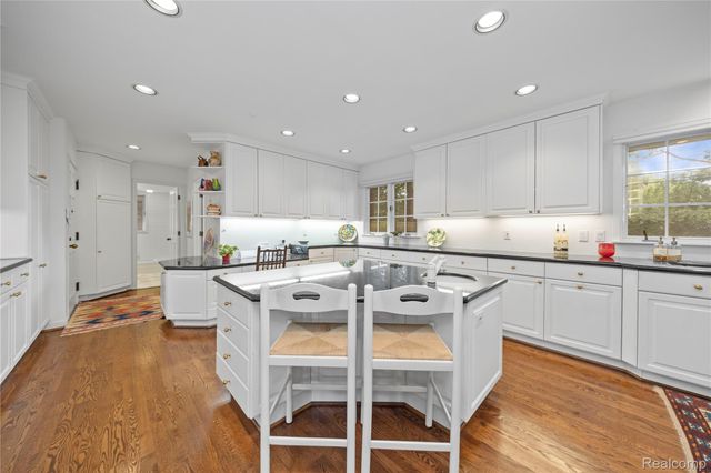 1287 Charrington Road, Bloomfield Hills, MI 48301