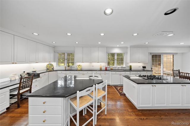 1287 Charrington Road, Bloomfield Hills, MI 48301