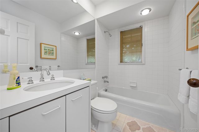 1287 Charrington Road, Bloomfield Hills, MI 48301