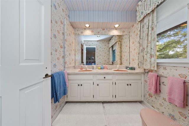 1287 Charrington Road, Bloomfield Hills, MI 48301