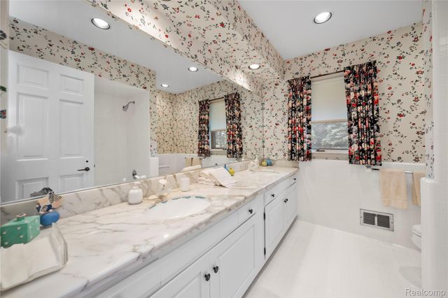 1287 Charrington Road, Bloomfield Hills, MI 48301