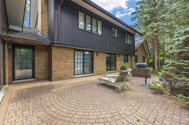 1287 Charrington Road, Bloomfield Hills, MI 48301