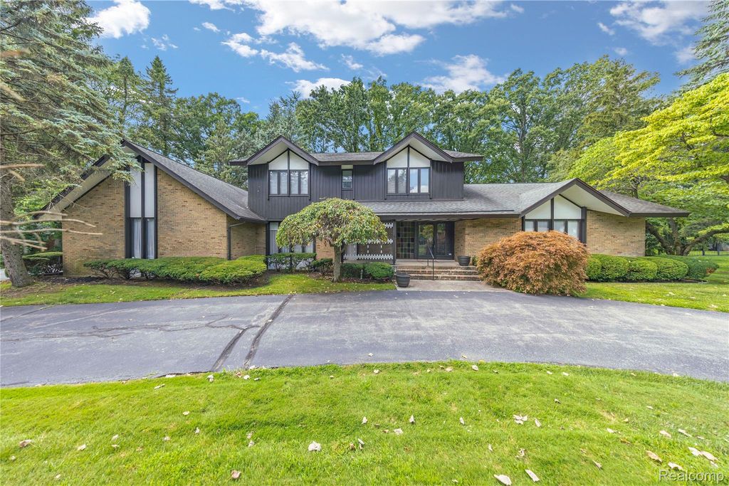 1287 Charrington Road, Bloomfield Hills, MI 48301