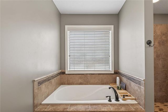 18302 W 194th Terrace, Spring Hill, KS 66083