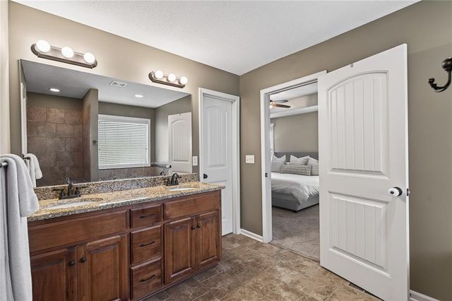 18302 W 194th Terrace, Spring Hill, KS 66083