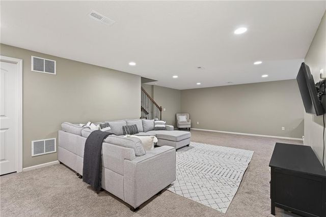 18302 W 194th Terrace, Spring Hill, KS 66083