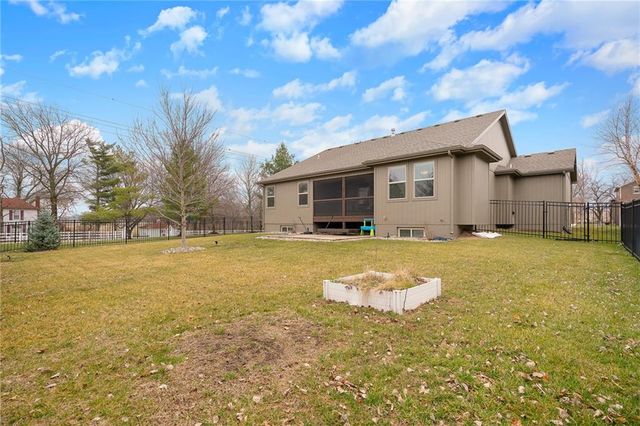 18302 W 194th Terrace, Spring Hill, KS 66083