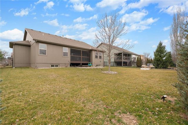 18302 W 194th Terrace, Spring Hill, KS 66083