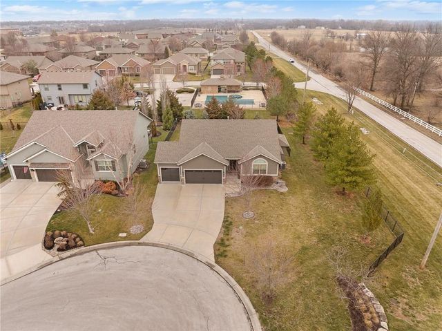 18302 W 194th Terrace, Spring Hill, KS 66083