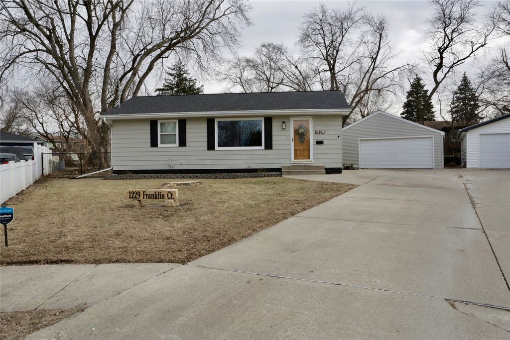 1229 SW Franklin Court, Ankeny, IA 50023