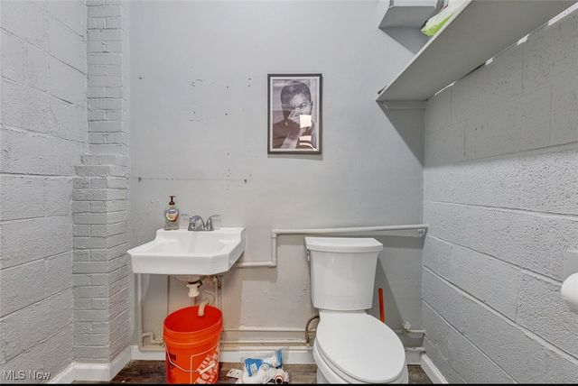 17827 Roseland Road, Cleveland, OH 44112