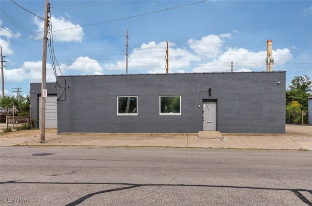 17827 Roseland Road, Cleveland, OH 44112