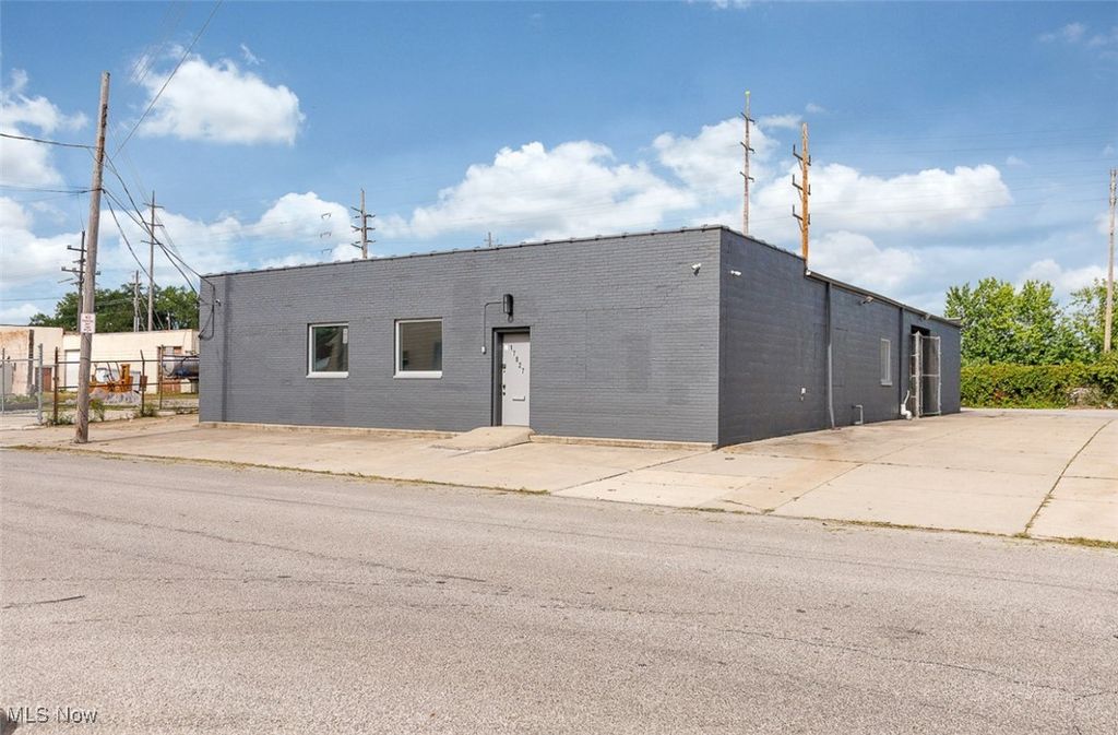 17827 Roseland Road, Cleveland, OH 44112
