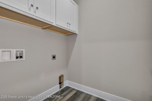 1145 Peninsula Drive, Grand Ledge, MI 48837