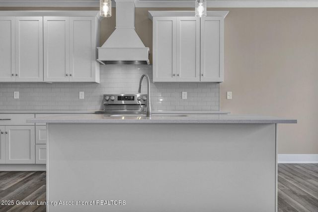 1145 Peninsula Drive, Grand Ledge, MI 48837