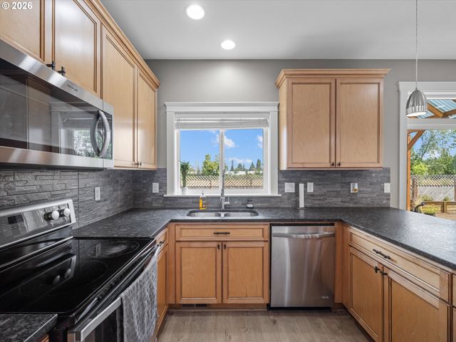 737 JUNE Dr, Molalla, OR 97038