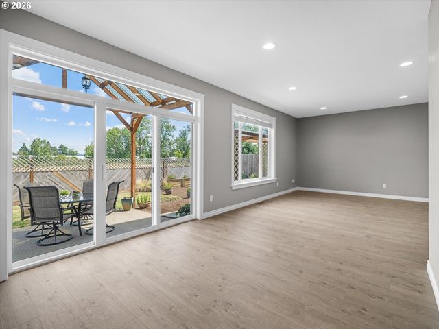 737 JUNE Dr, Molalla, OR 97038