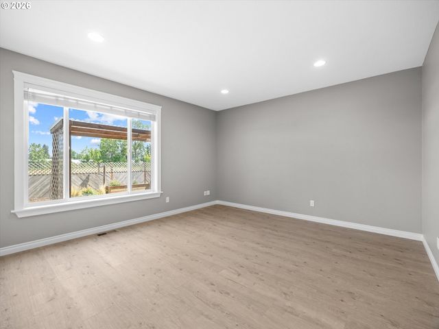 737 JUNE Dr, Molalla, OR 97038