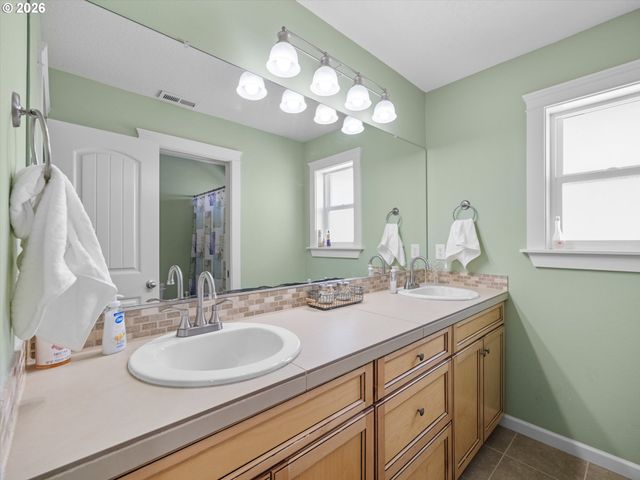 737 JUNE Dr, Molalla, OR 97038