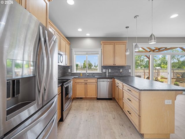 737 JUNE Dr, Molalla, OR 97038
