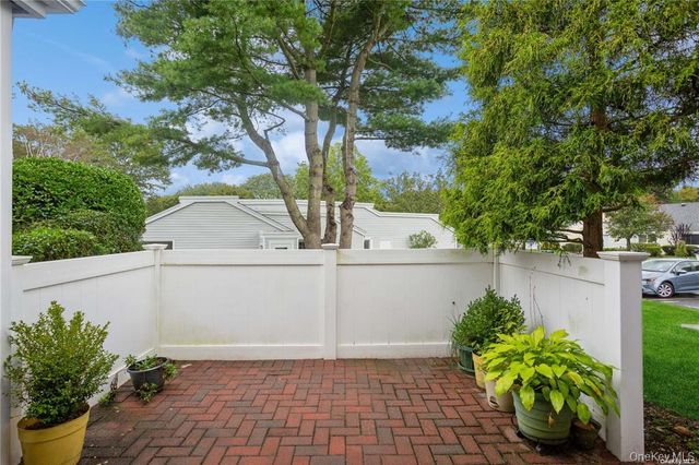 201 Bentley Court E, Saint James, NY 11780