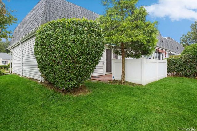 201 Bentley Court E, Saint James, NY 11780