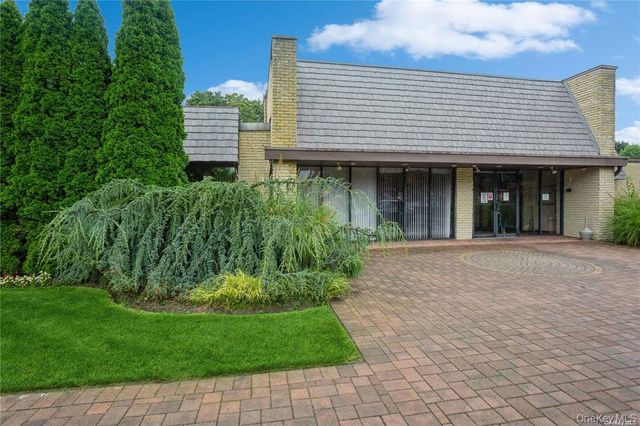 201 Bentley Court E, Saint James, NY 11780