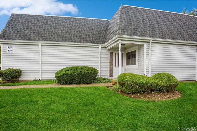 201 Bentley Court E, Saint James, NY 11780