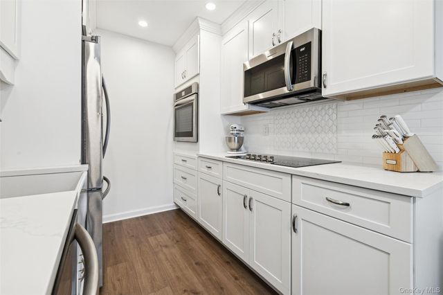 201 Bentley Court E, Saint James, NY 11780