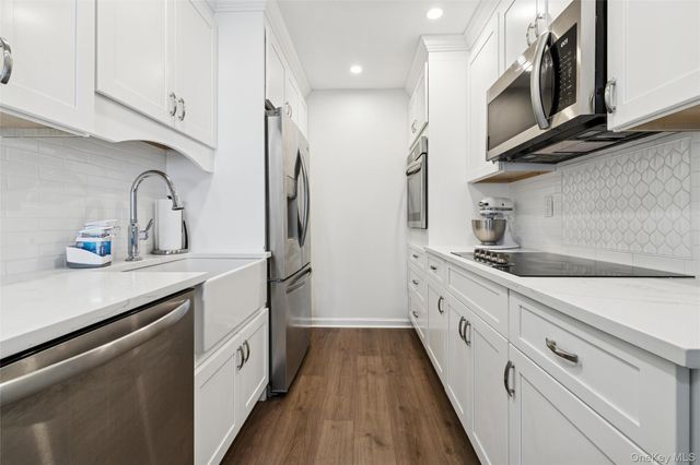 201 Bentley Court E, Saint James, NY 11780