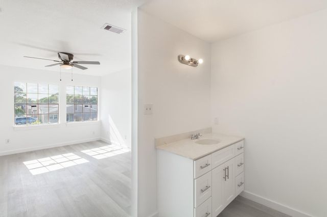 11901 Bob White Drive 16-842, Houston, TX 77035