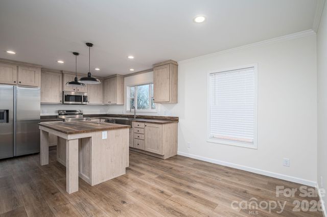 808 W Eagleview Lane, Lawndale, NC 28090