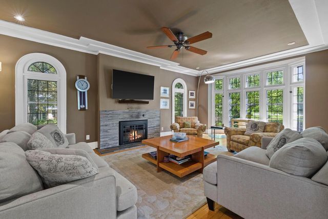 7953 N Range Line ROAD, River Hills, WI 53217