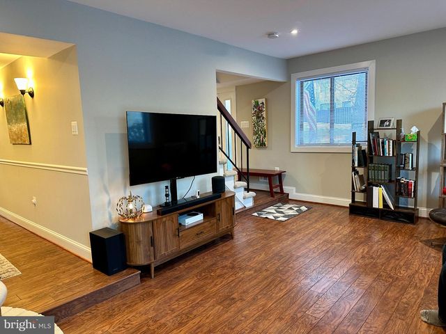 19 CAROUSEL CT, Sterling, VA 20164