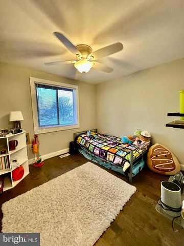 19 CAROUSEL CT, Sterling, VA 20164